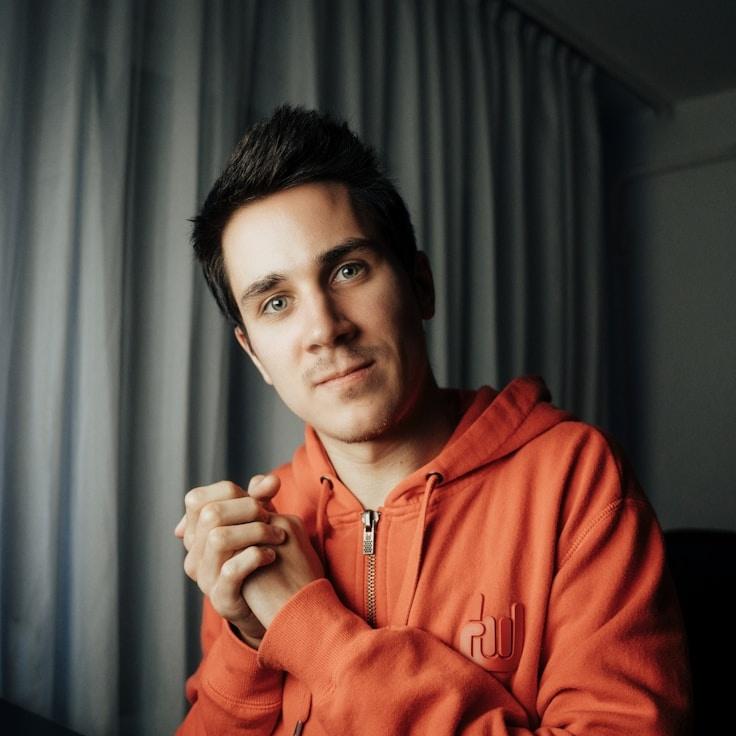 Portrait of Ari Navarro, community mentor and Italian cuisine expert